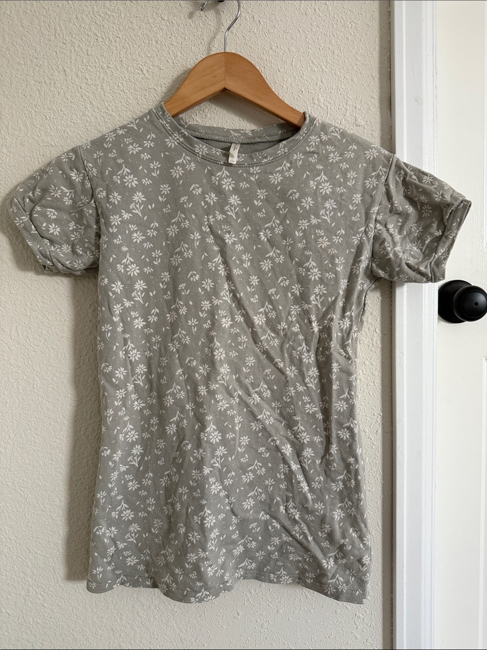 Rylee + Cru Gray Floral Short Sleeve Dress